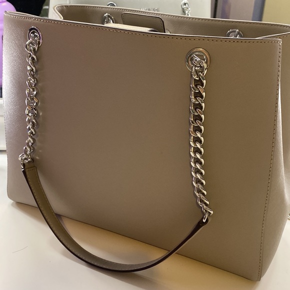 Michael Kors bag my mom never used it brand new just trying to get rid of - Picture 5 of 6